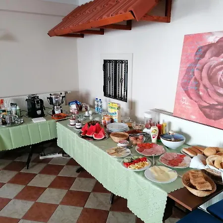 Staff House Couette-café *