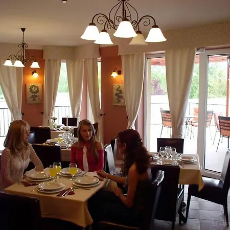Staff House Couette-café